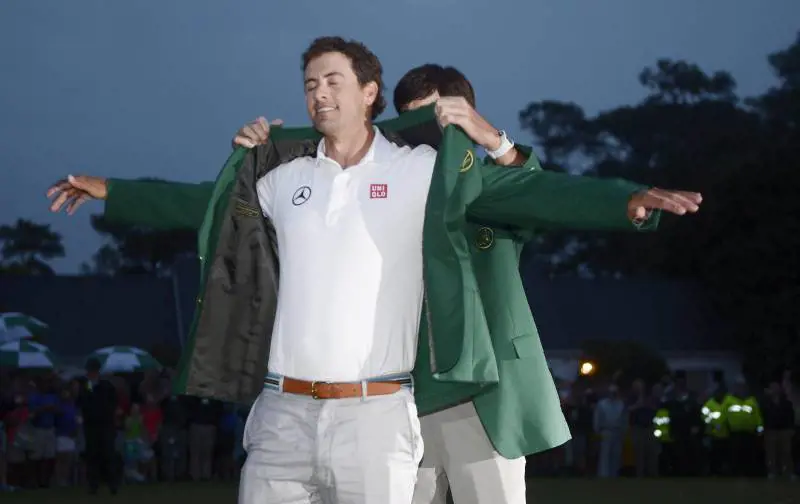 Bubba Watson fa indossare la giacca verde a Adam Scott, vincitore dell'Augusta Masters