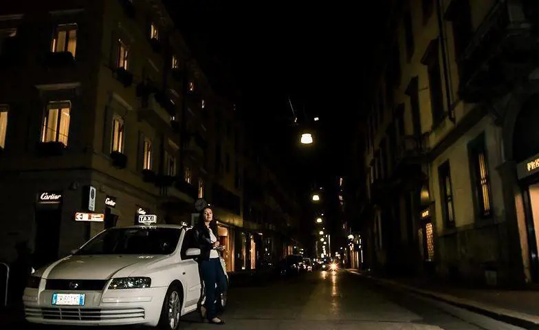 «Sul mio taxi letterario offro una corsa con scrittore a bordo»