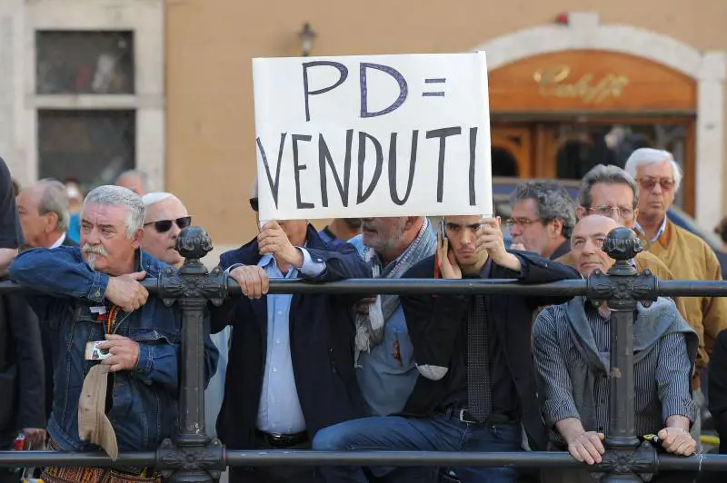 Gli elettori Pd in piazza Cori e tessere bruciate al «funerale» del partito