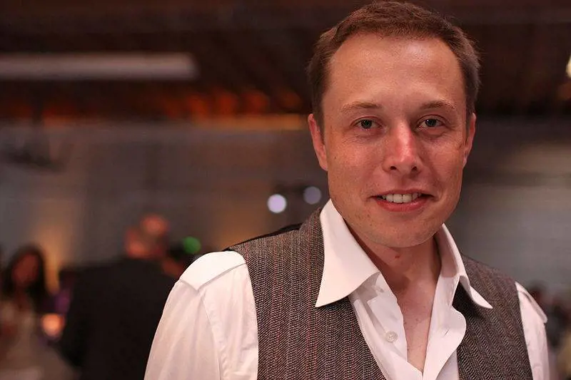 Imprenditore americano e costruttore della prima auto elettrica, Elon Musk