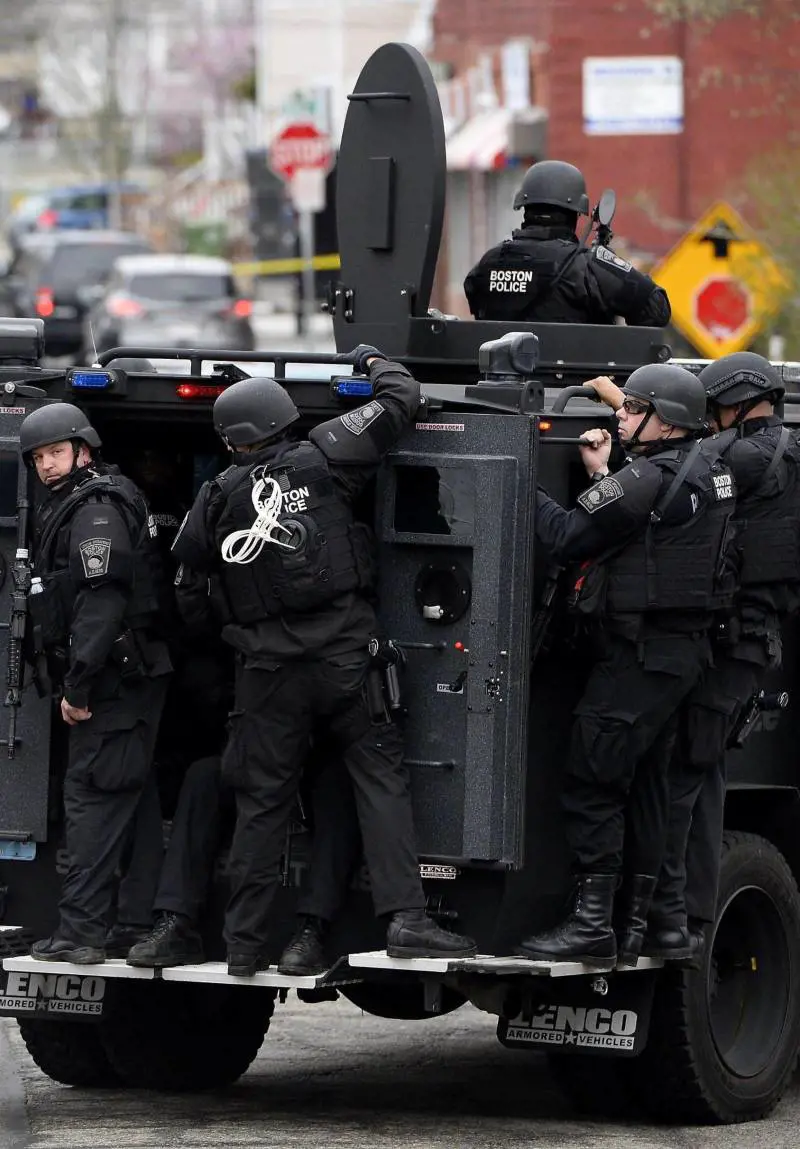 Tank e coprifuoco Boston a caccia del baby attentatore