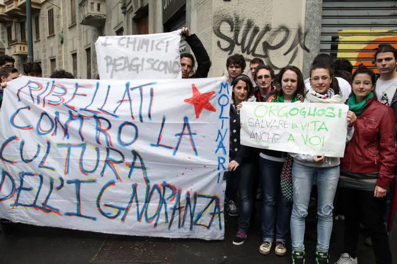 Ricercatori in piazza contro gli animalisti: «Lasciateci lavorare»