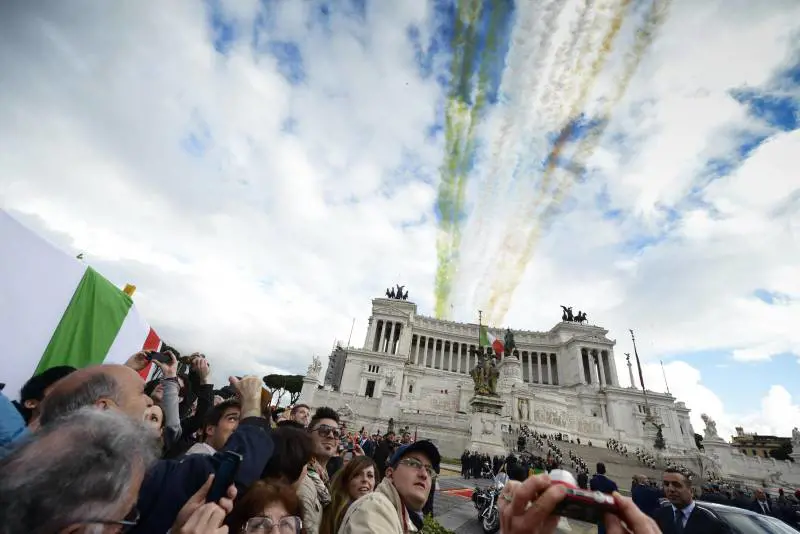 Le Frecce Tricolori passano sopra piazza Venezia