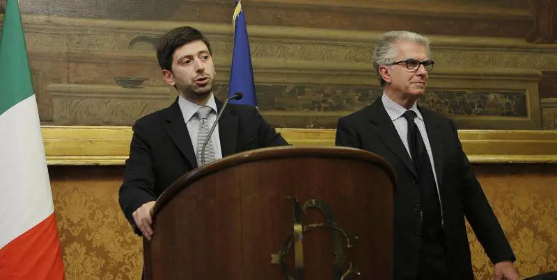 "Il Pd vende armi all'Isis". Giovane lancia l'iPad a Speranza