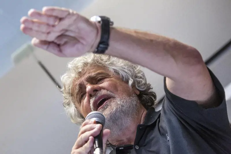 Beppe Grillo durante la conferenza M5S