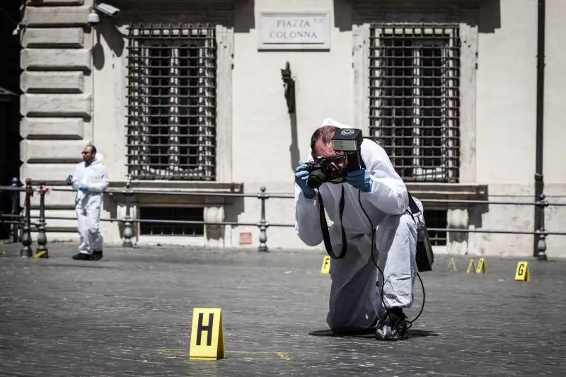 Sparatoria a Palazzo Chgi, Grillo prende subito le distanze ma un lettore sul blog: "Sparate meglio"