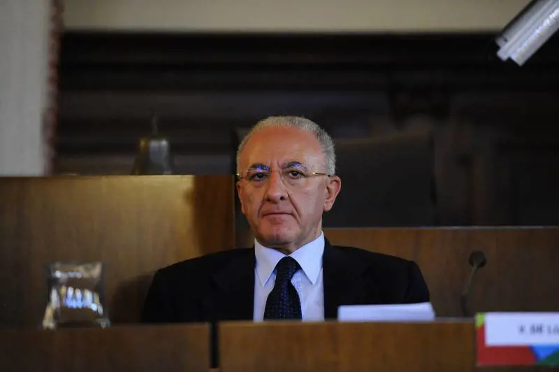 De Luca stanga i minibot: "Vi pagheremo in sesterzi..."