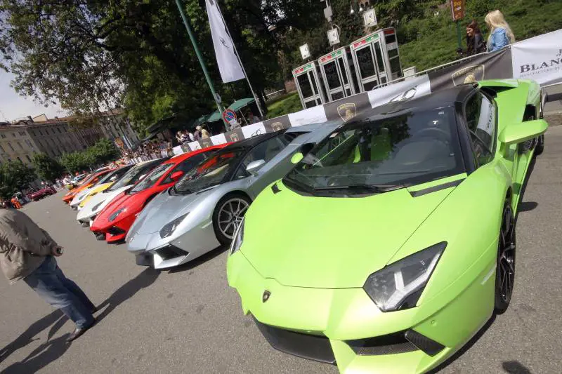 Al Castello 320 bolidi: è il maxi raduno targato Lamborghini