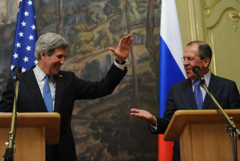 John Kerry e Sergey Lavrov festeggiano l’accordo come giocatori di basket