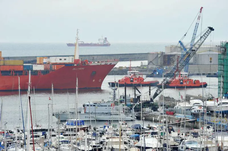 La nave Jolly Nero mentre viene spostata dai rimorchiatori