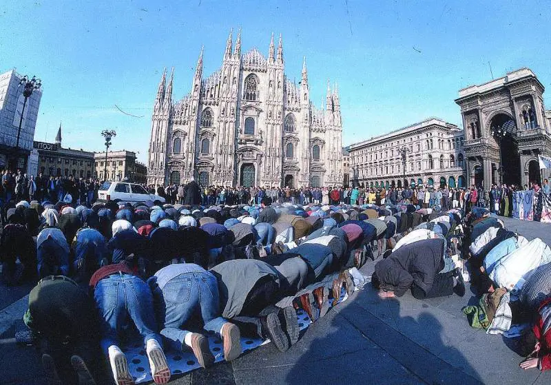 Maroni si schiera con Scola e apre le porte alla moschea