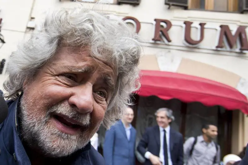 Grillo, leader in ciabatte che affonda il suo partito