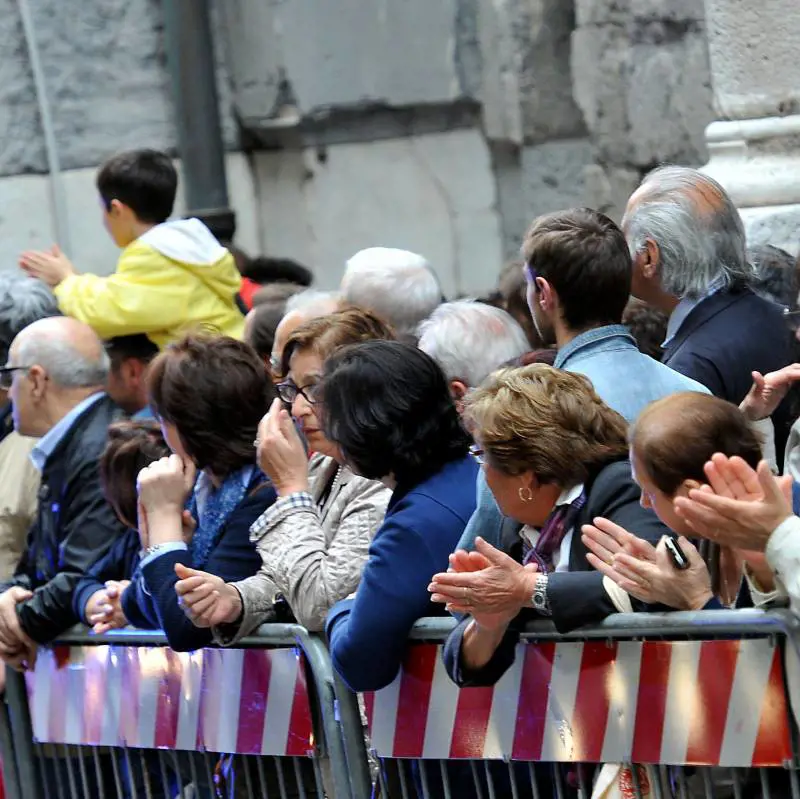 La commozione dei genovesi di fronte  alle otto bare degli angeli del porto
