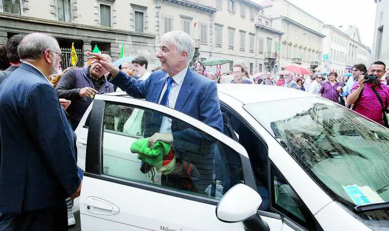 Un abbonamento per i posteggi: Palazzo Marino prova a fare cassa