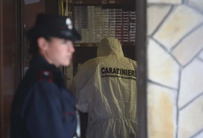 Va al bar e uccide i datori di lavoro: «Mi trattavano male»