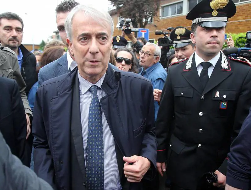 Il sindaco di Milano Giuliano Pisapia contestato di residenti del quartiere di Quarto Oggiaro