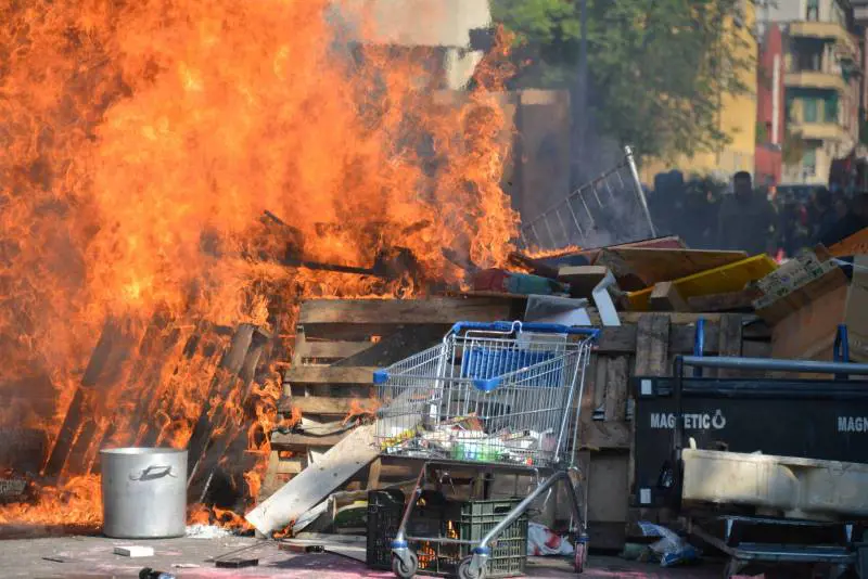 Sgombero del centro sociale, è guerriglia urbana a Milano: muro di fuoco contro gli agenti