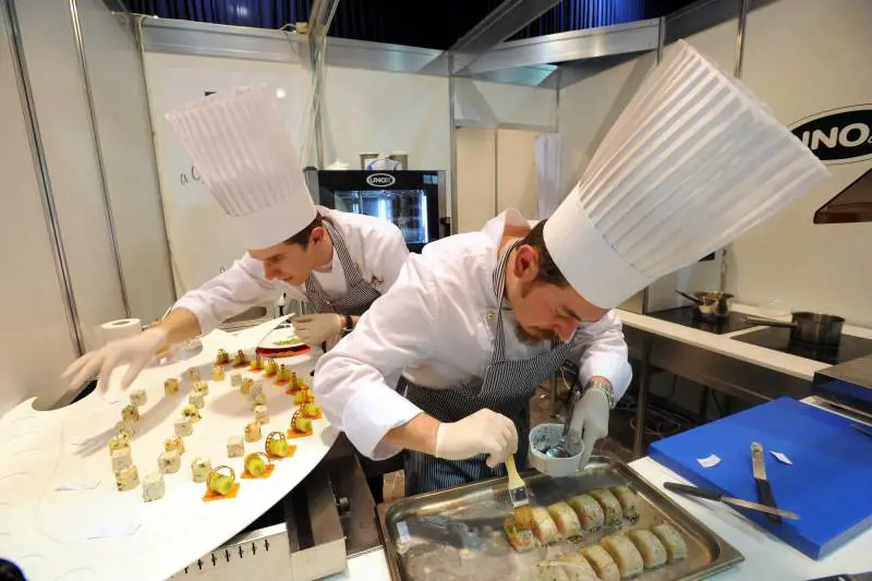 "In Italia si mangia male" La Borletti chic finisce arrosto