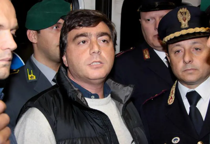 Lavitola ai domiciliari, ma resta in carcere: non c'è il braccialetto