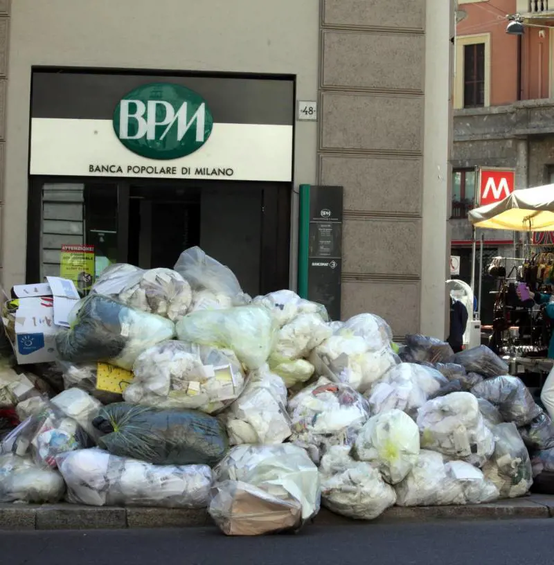 I mezzi dell'Amsa restano in garage Cumuli di spazzatura sui marciapiedi