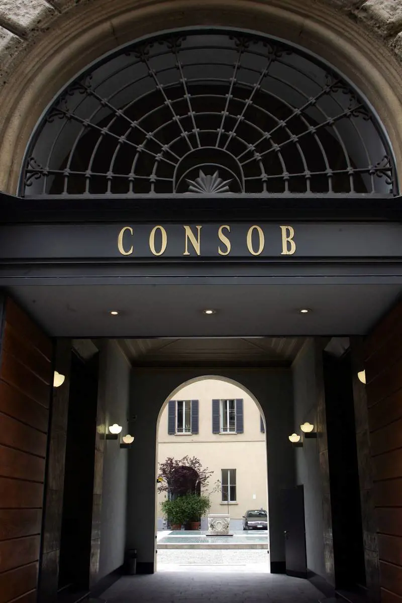 Il centrodestra accusa: speculazioni in Borsa. Ma la Consob nega