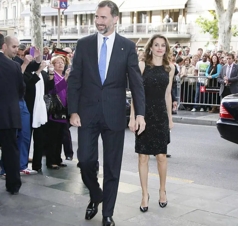 Felipe e Letizia fischi e «buu» al teatro dell'opera di Barcellona