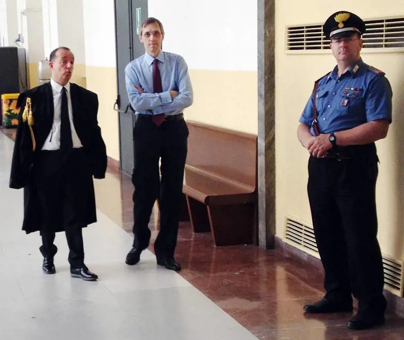 L'avvocato Nicolo Ghedini e il pm Antonio Sangermano discutono prima dell'inizio dell'arringa della difesa