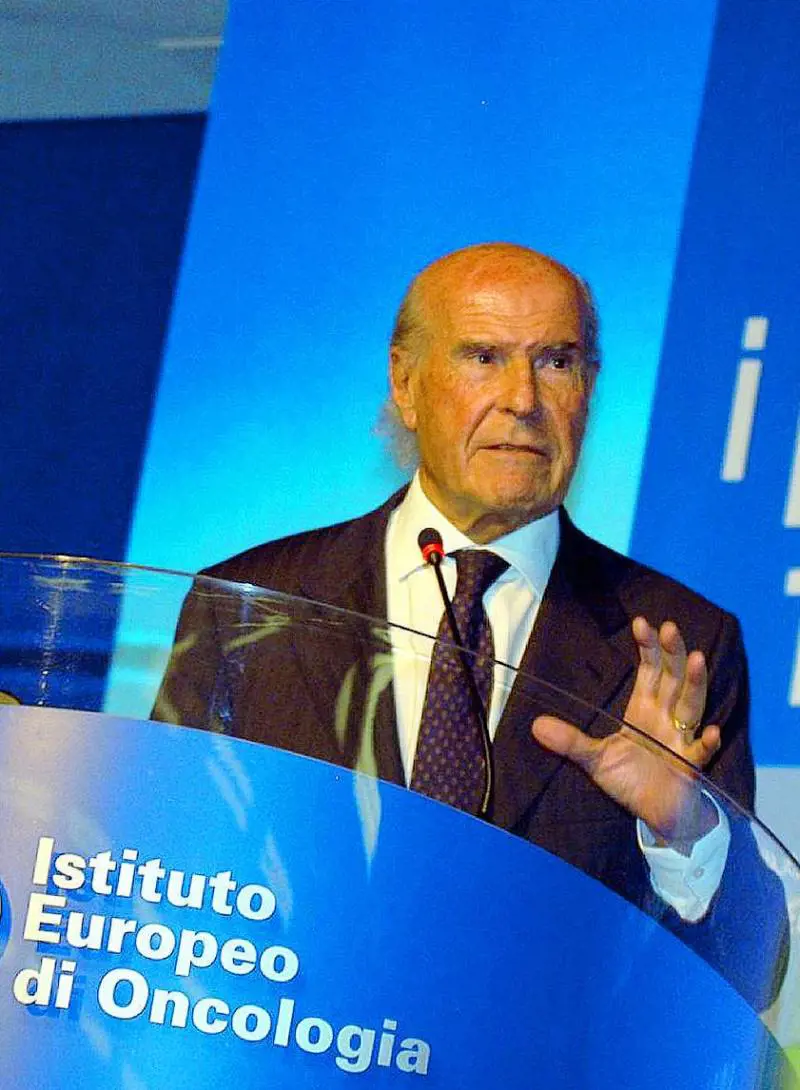 La sanità di Veronesi: «Camere singole e orari di visita liberi»