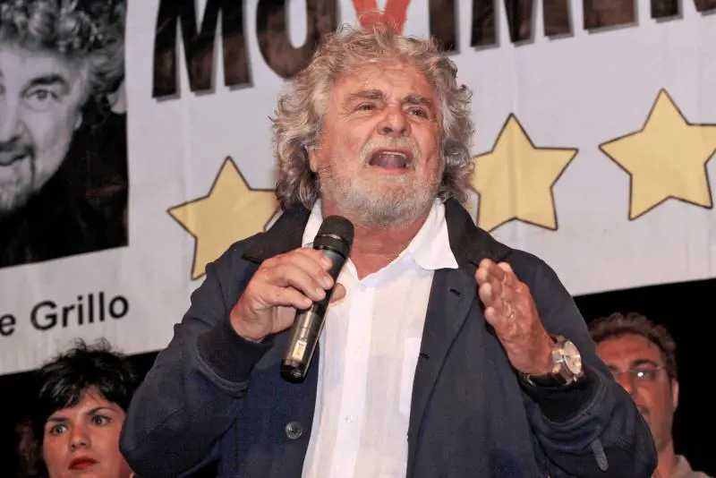 Grillo evoca la dittatura poi caccia i cameramen 