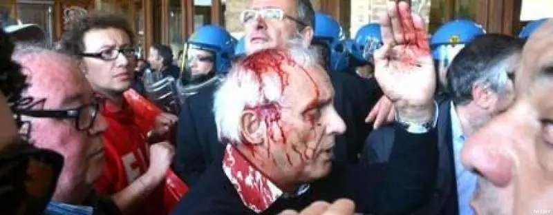 Sindaco ferito a Terni, spunta un nuovo video che mostra manganellata
