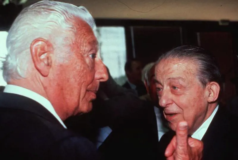 La guerra dei poteri forti:  20 anni di cordate anti Cav