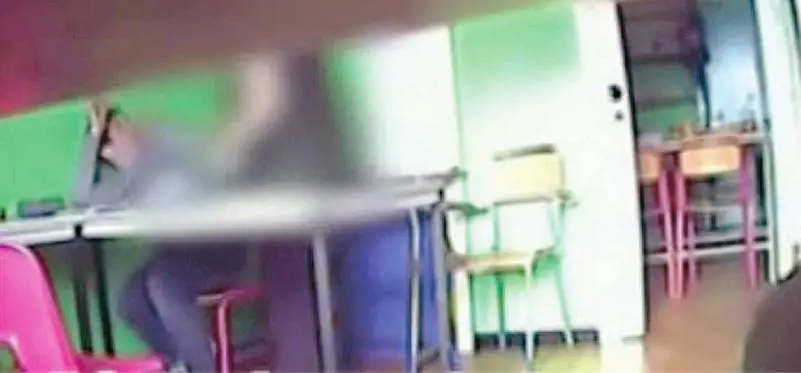 Quegli insegnanti violenti tradiscono noi genitori