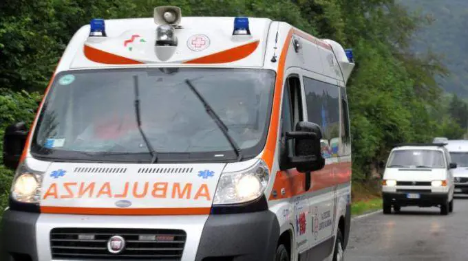 Il padre lo rimprovera e gli rompe la Playstation: 13enne si butta dal balcone
