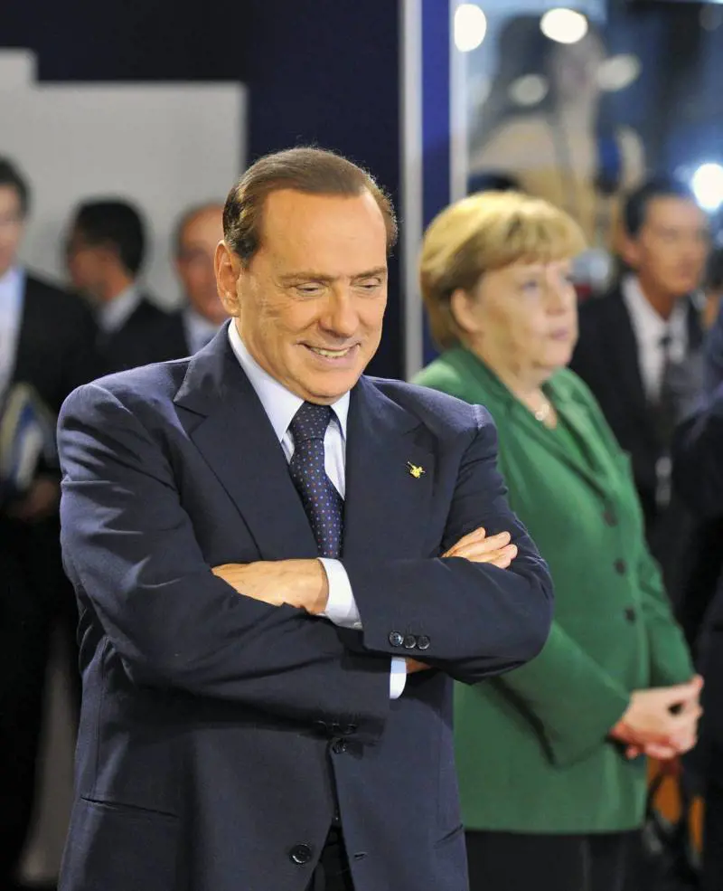 Berlusconi zittisce la sinistra: "Mai detto di uscire dall'euro"
