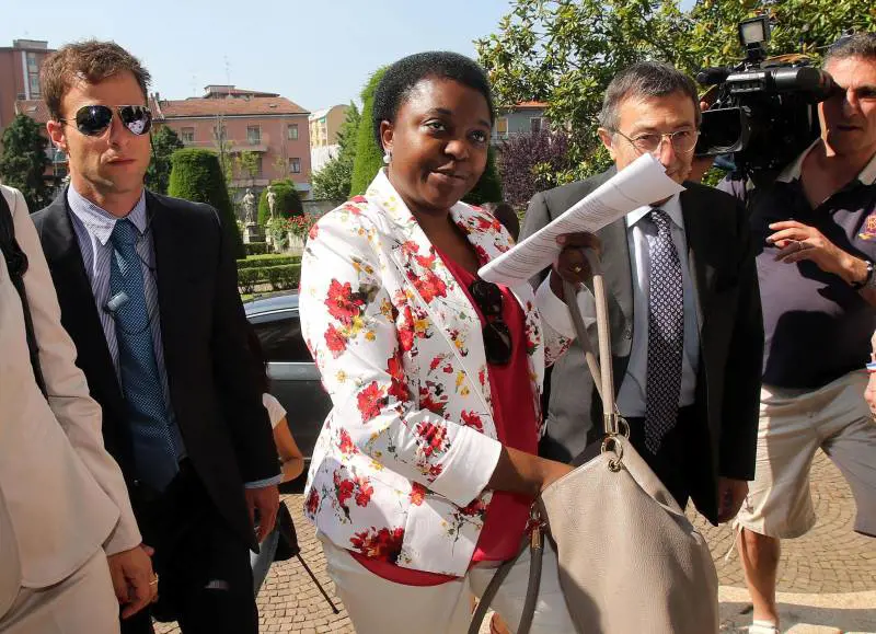 Milano, la Kyenge arriva a sirene spiegate: contestata la sua scorta