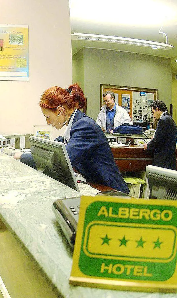 Alberghi anti-bimbi. Una doppia vergogna
