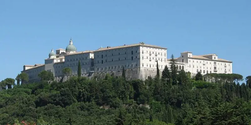 Roma marcia su Montecassino E ora la ricca abbazia trema