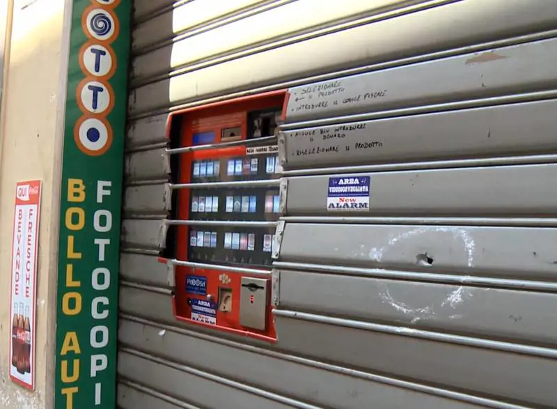 Paura ad Alessandria: 20enne ruba la pistola e fa fuoco sui passanti