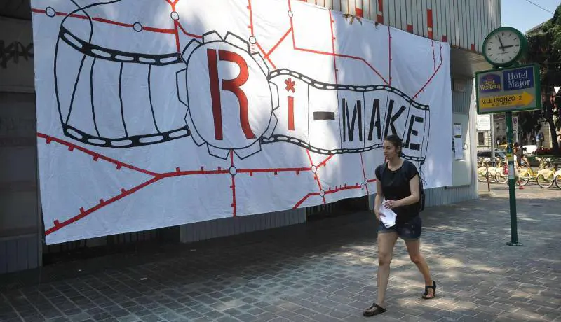 Il film già visto dei no global Occupato il cinema Maestoso