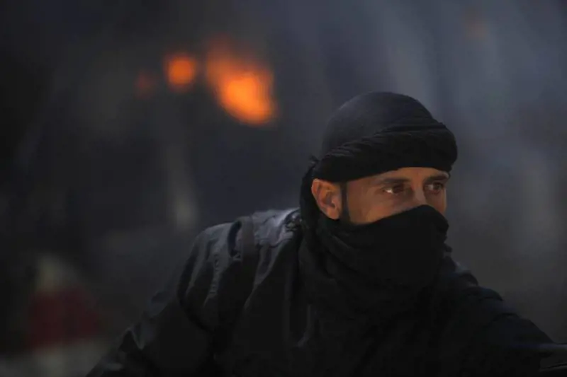 Un combattente ribelle della fazione estremista di Jabhat al-Nusra