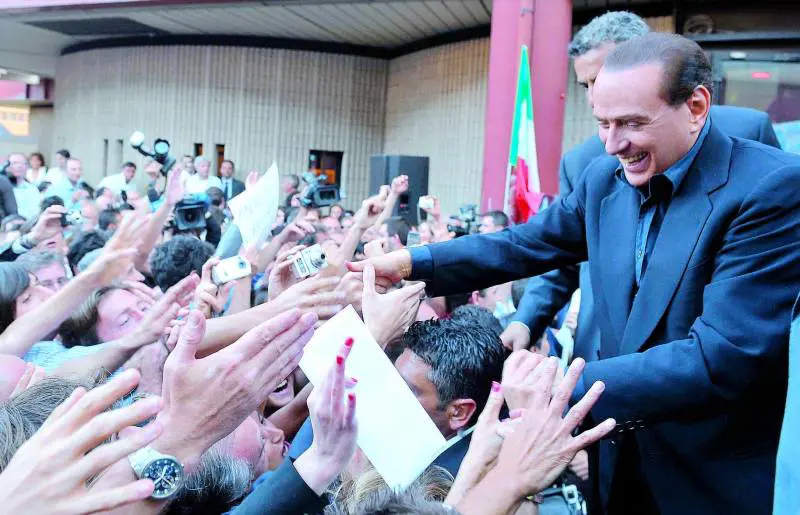 Berlusconi impone la tregua ma chiama i suoi alla piazza