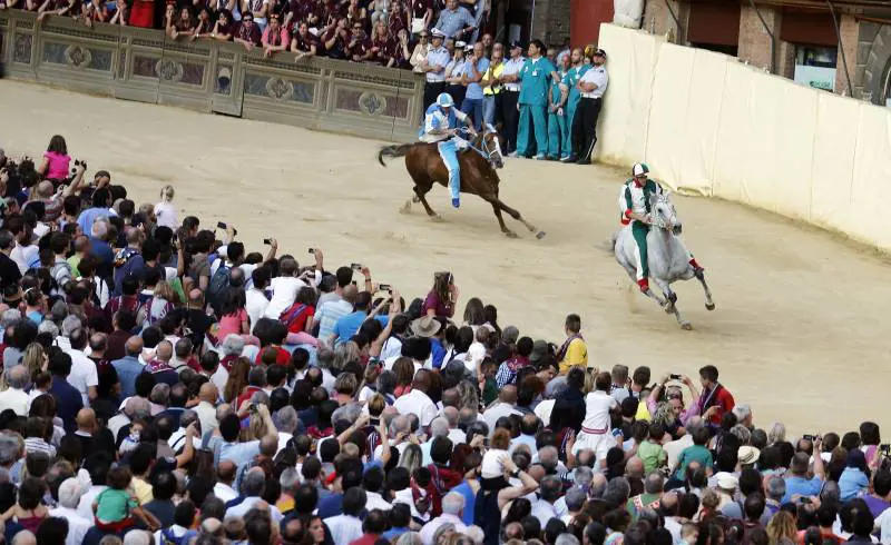 Palio di Siena: vince la contrada dell'Oca