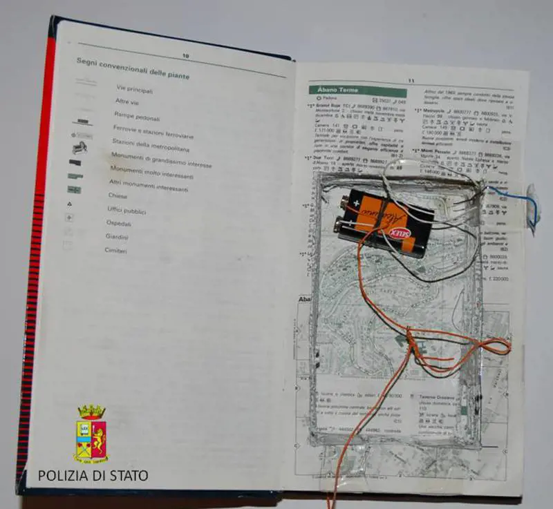 Esplosivo in un libro, due arresti a Roma