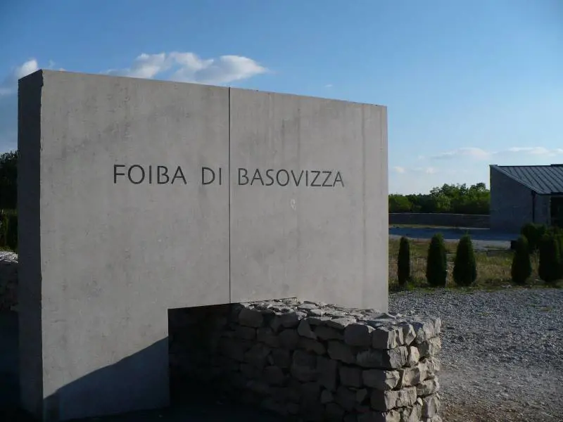 Adesso per il collettivo rosso la foiba è una "fake news"