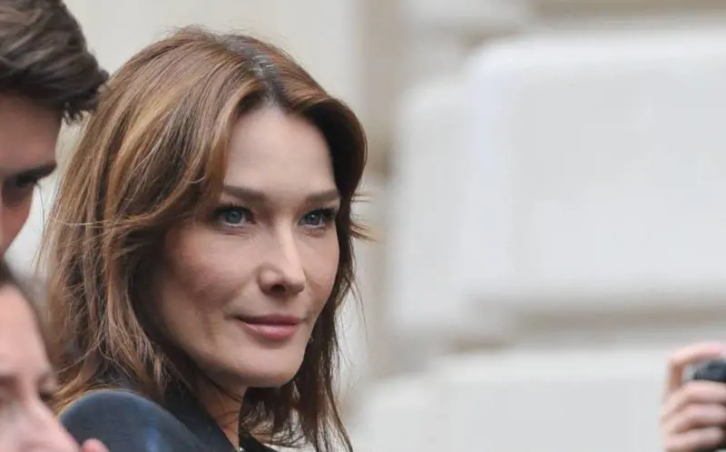 Carla Bruni avverte Sarkò: "Se mi tradisce gli taglio la gola