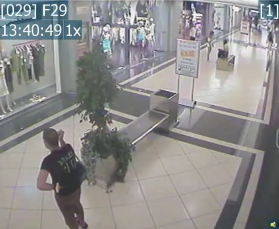 Accoltella un cliente al centro commerciale: "Non faccio più sesso"
