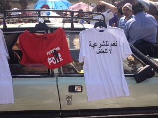 Gadget pro Morsi. Sulla maglietta: "Sì alla legittimità, no alla violenza"