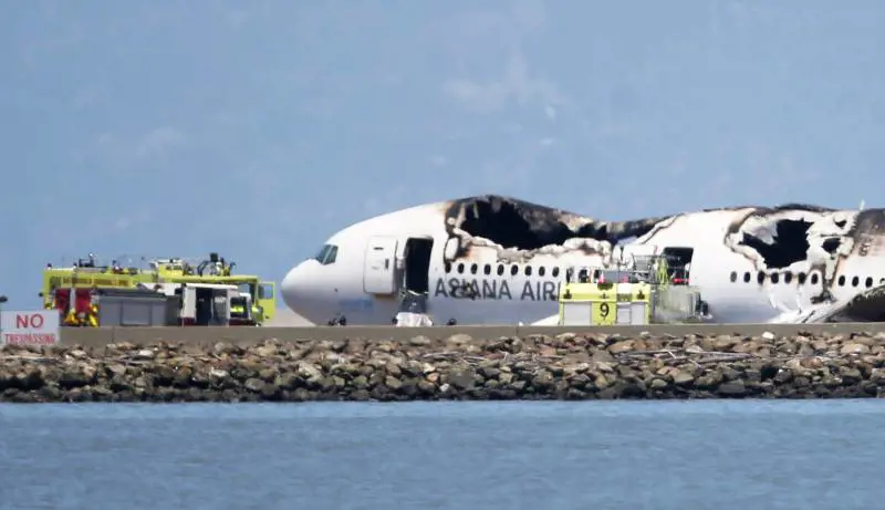 San Francisco, aereo in fiamme dopo atterraggio di emergenza