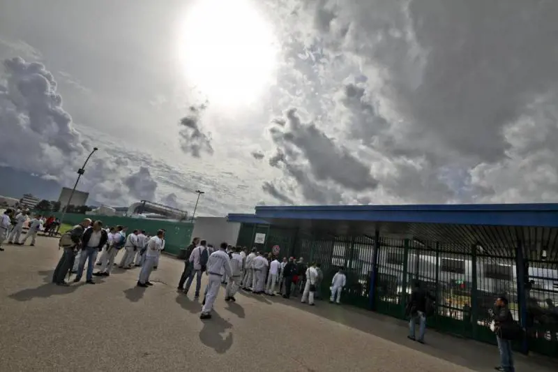 Il vescovo di Nola: "Non sto coi violenti". E accetta l'invito nello stabilimento Fiat