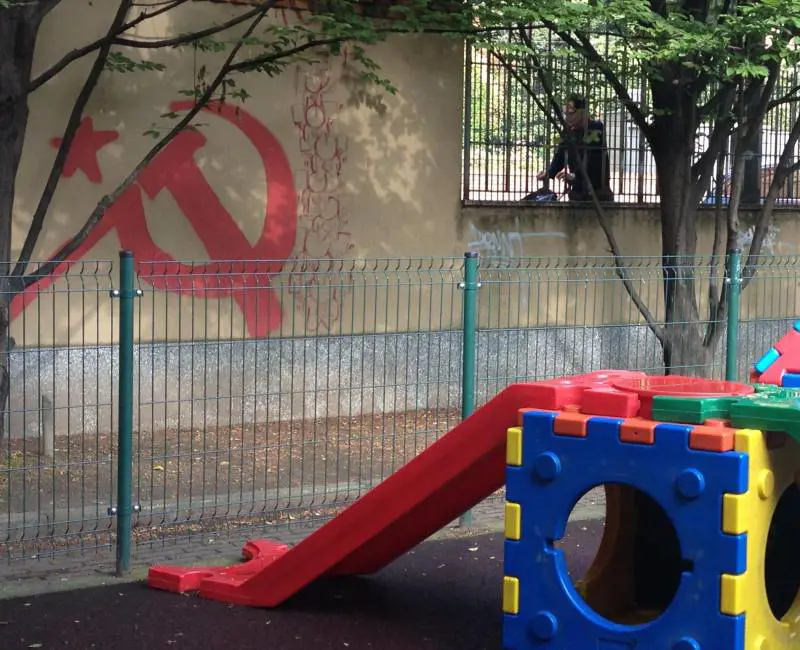 Il sindaco cancella i graffiti ma "scorda" falce e martello